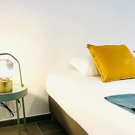 Penthouse 3 Bedrooms In Center W. Private Garden Apartment *